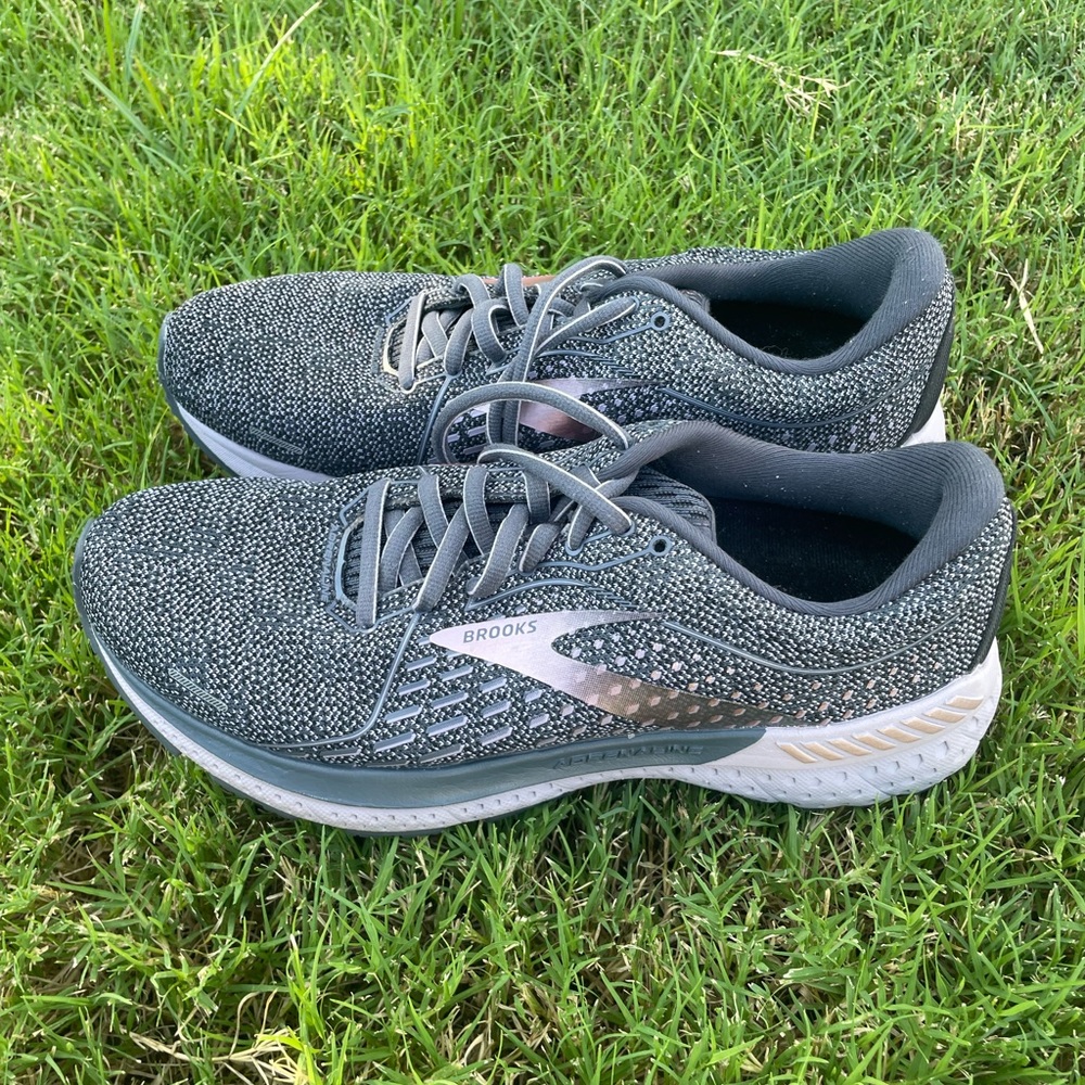 Women’s Brooks Adrenaline GTS 21 Running shoes sz 9